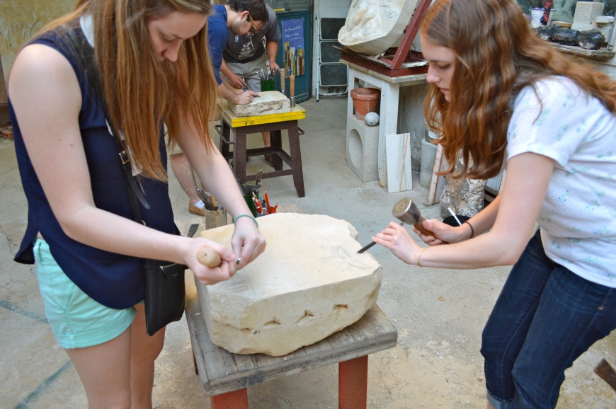 Cecilia y Victoria esculpen